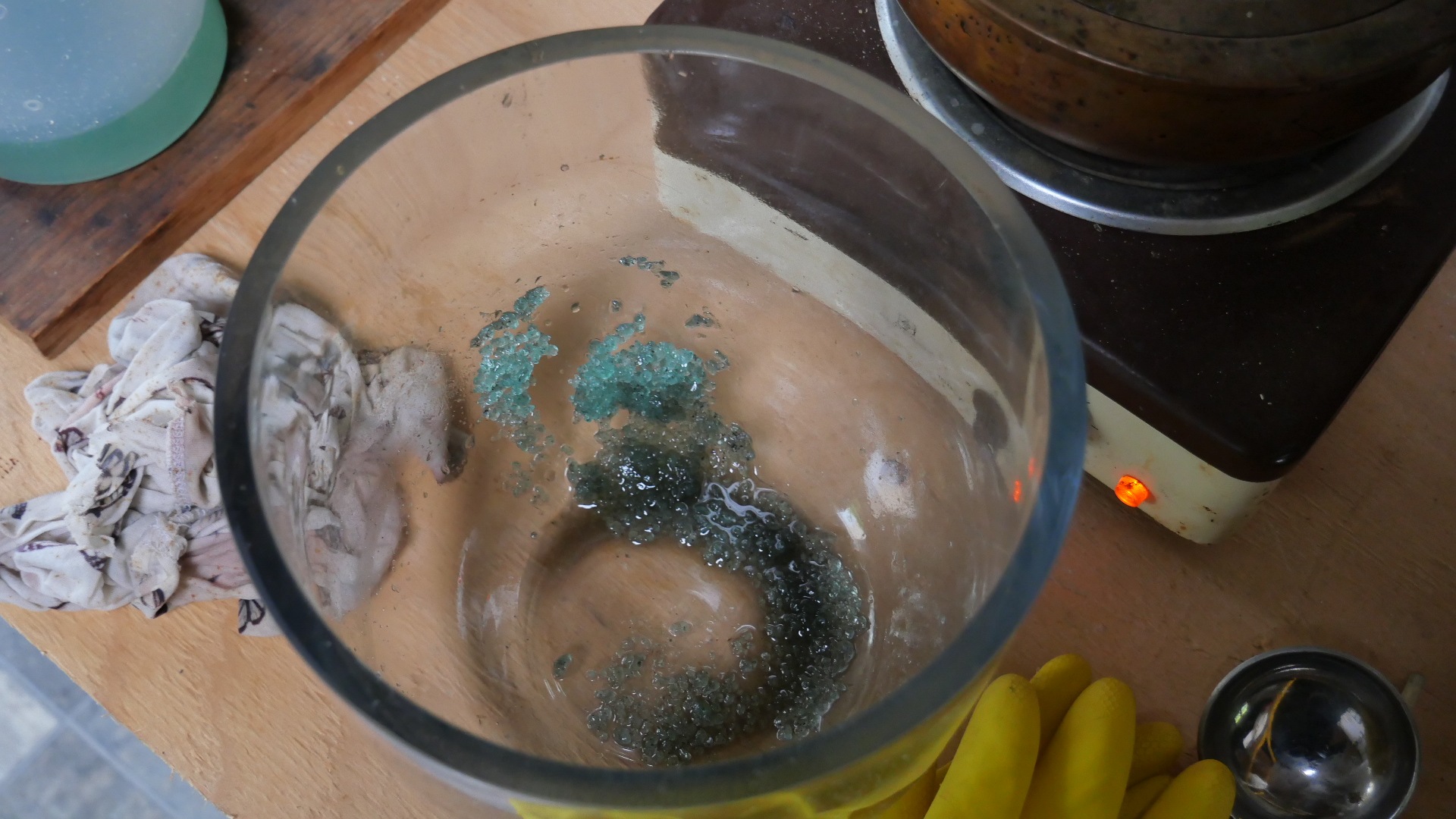 Cristaux de vitriol vert (sulfate de fer hydraté) formés dans le filtrat