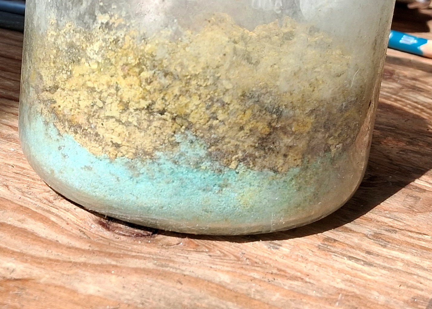Minerai transformé après quarante ans : sulfates de fer jaunes sur sulfates de cuivre bleu-vert