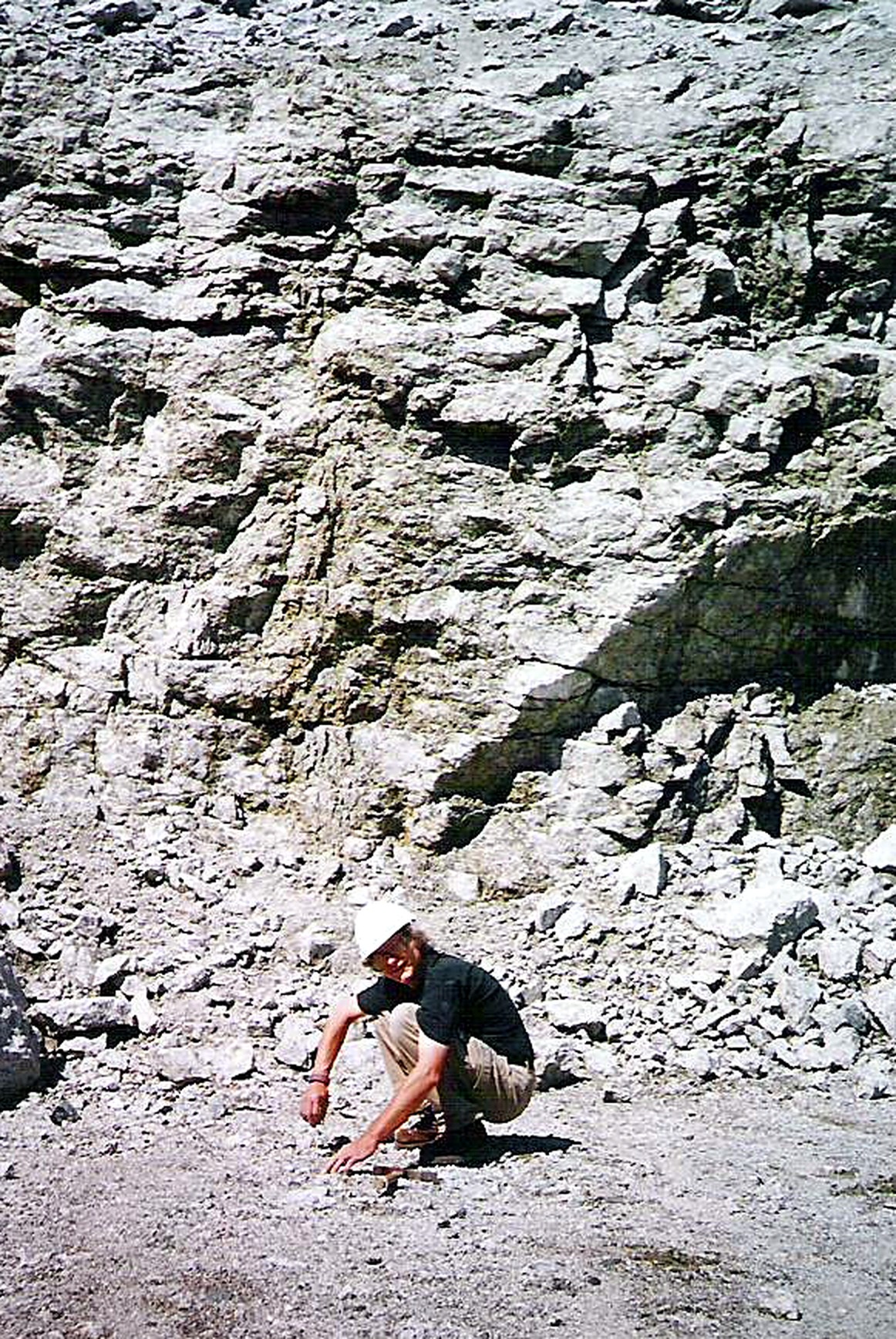 L'auteur en récolte de minéraux, carrière Poudrette, mont Saint-Hilaire, années 1980
