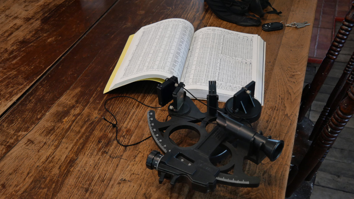 Mon Almanach nautique ouvert et le sextant, sur la table du laboratoire