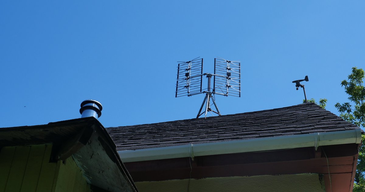 Antenne de télévision UHF sur le toit d'une maison, ciel bleu