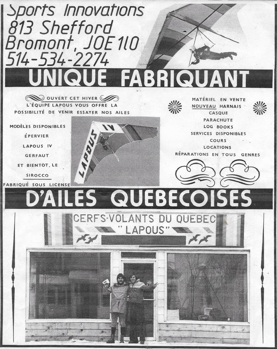 Une affiche de Sports Innovations, 813 Shefford, Bromont : « Unique fabriquant d'ailes québécoises », la liste des modèles et des services, une aile Lapous IV en vol, et en bas deux hommes devant la vitrine de la boutique « Cerfs-volants du Québec Lapous »